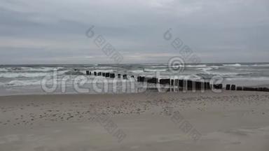 波罗的海海滩上废弃的码头木桩码头